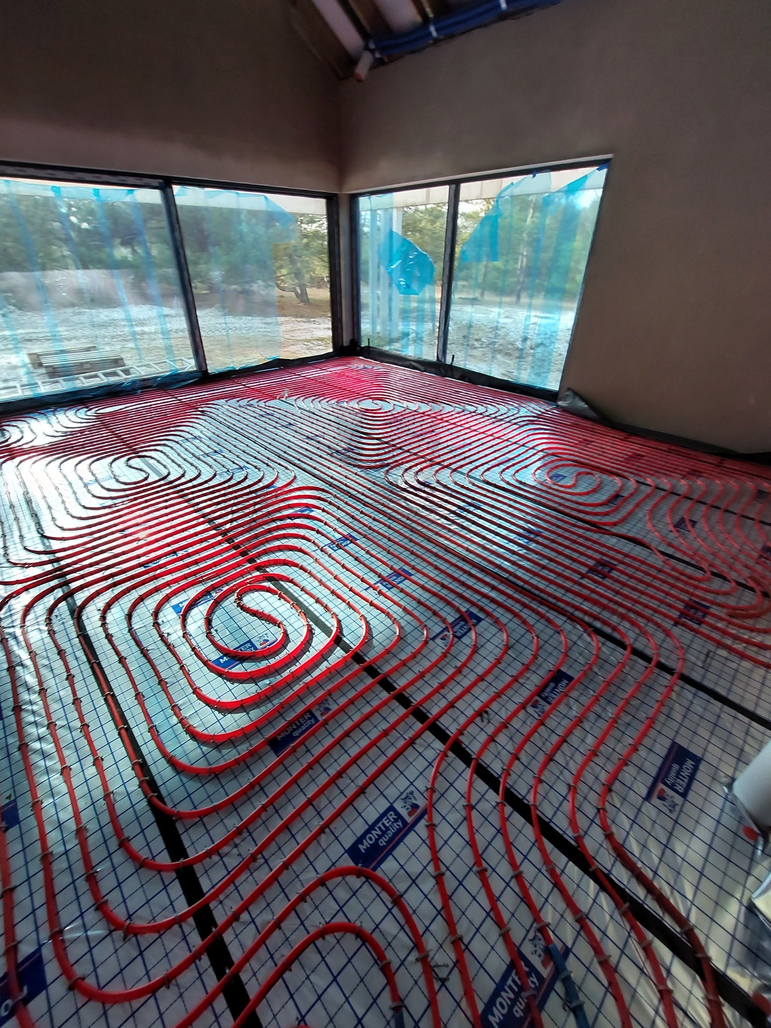 Ogrzewanie podłogowe oparte na rurach firmy Herz, produkcja odbywa się w krajach UE.