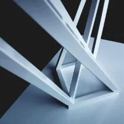 Geometryczna konstrukcja z białych, kwadratowych profili stalowych na białym tle, z ciemnym tłem, tworząca abstrakcyjną formę przestrzenną.