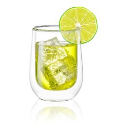 Świat Kawy Paweł Kopania - Szklanka termiczna z podwójnymi ściankami wypełniona żółtym napojem gazowanym, kostkami lodu i plasterkiem limonki na krawędzi, na białym tle z odbiciem.