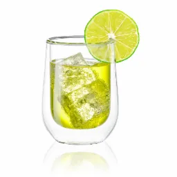 Szklanka termiczna z podwójnymi ściankami wypełniona żółtym napojem gazowanym, kostkami lodu i plasterkiem limonki na krawędzi, na białym tle z odbiciem.