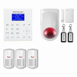 Zestaw elementów systemu alarmowego GSM/IP: centrala z wyświetlaczem, sygnalizator optyczno-akustyczny, kontaktron, piloty zbliżeniowe i czujki ruchu, na białym tle.