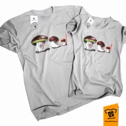 Dwa szare t-shirty, jeden większy i jeden mniejszy, z nadrukiem przedstawiającym rząd grzybów (borowików) różnej wielkości, ułożone ukośnie na białym tle.
