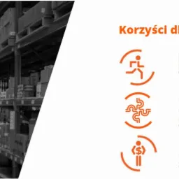 Wnętrze magazynu wysokiego składowania z regałami wypełnionymi kartonami, widok w perspektywie centralnej, czarno-białe zdjęcie z pomarańczowymi ikonami i tekstem po prawej stronie...