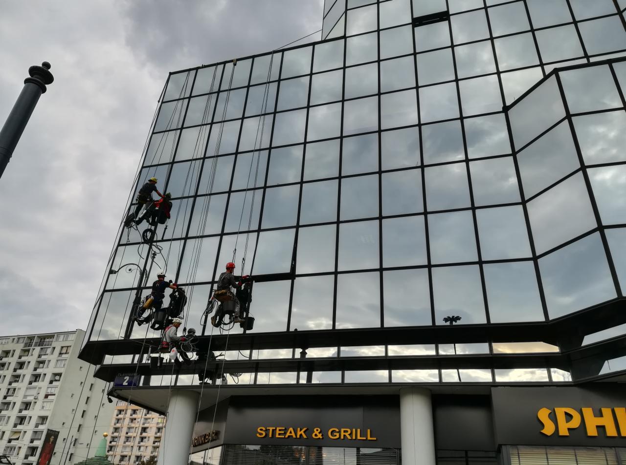 Jesteśmy profesjonalnymi alpinistami wykonującymi pracę na wysokości ponad 10 lat.