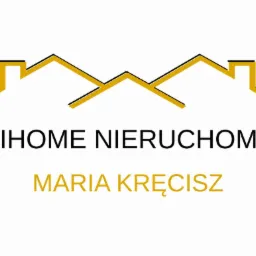 Logo firmy Multihome Nieruchomości z trzema stylizowanymi złotymi dachami i imieniem Maria Kręcisz w złotym kolorze na białym tle.