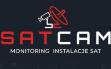 Ciemne tło z czerwono-białym logo SATCAM, przedstawiającym kamerę i antenę satelitarną. Pod spodem napis: Monitoring Instalacje SAT.