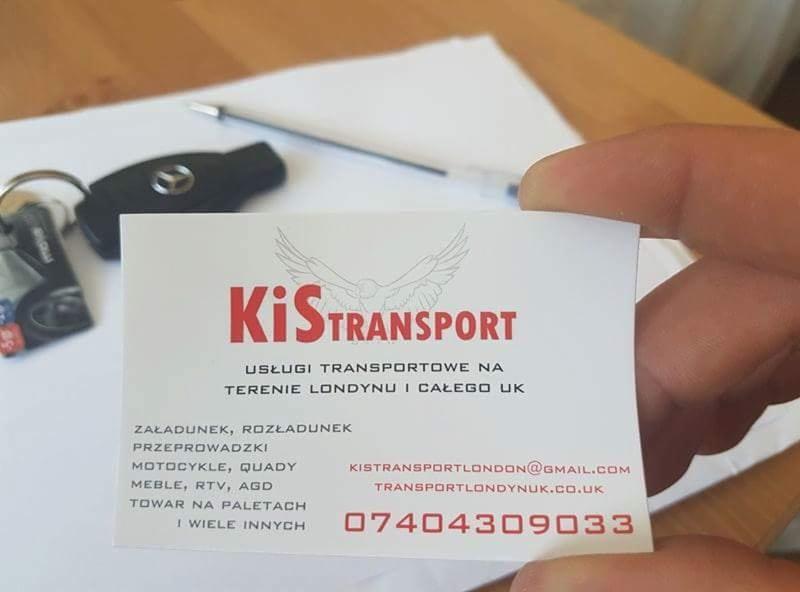 Wizytówka firmy transportowej KiTransport z Londynu, oferującej usługi transportowe, załadunek, rozładunek, przewóz motocykli, mebli, towarów na paletach, leżąca na biurku obok kluczyków...