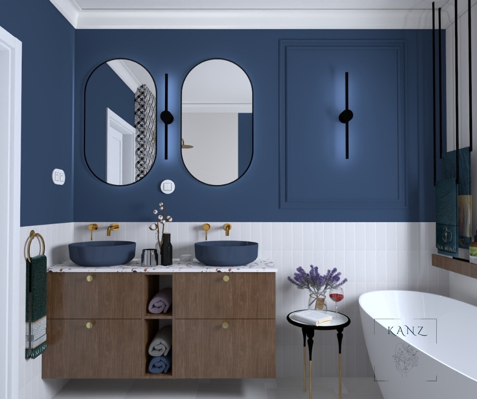 Wizualizacja łazienki w odcieniach granatu i bieli, z dwiema umywalkami w kształcie misy, drewnianą szafką z otwartymi półkami, owalnymi lustrami podświetlanymi pionowymi lampami, oraz wolnostojącą...