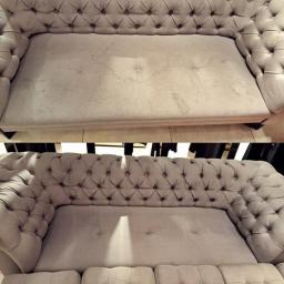 PerfectFloor - Porównanie stanu sofy Chesterfield przed i po czyszczeniu: widoczne plamy na górnym zdjęciu i czysta powierzchnia na dolnym zdjęciu.