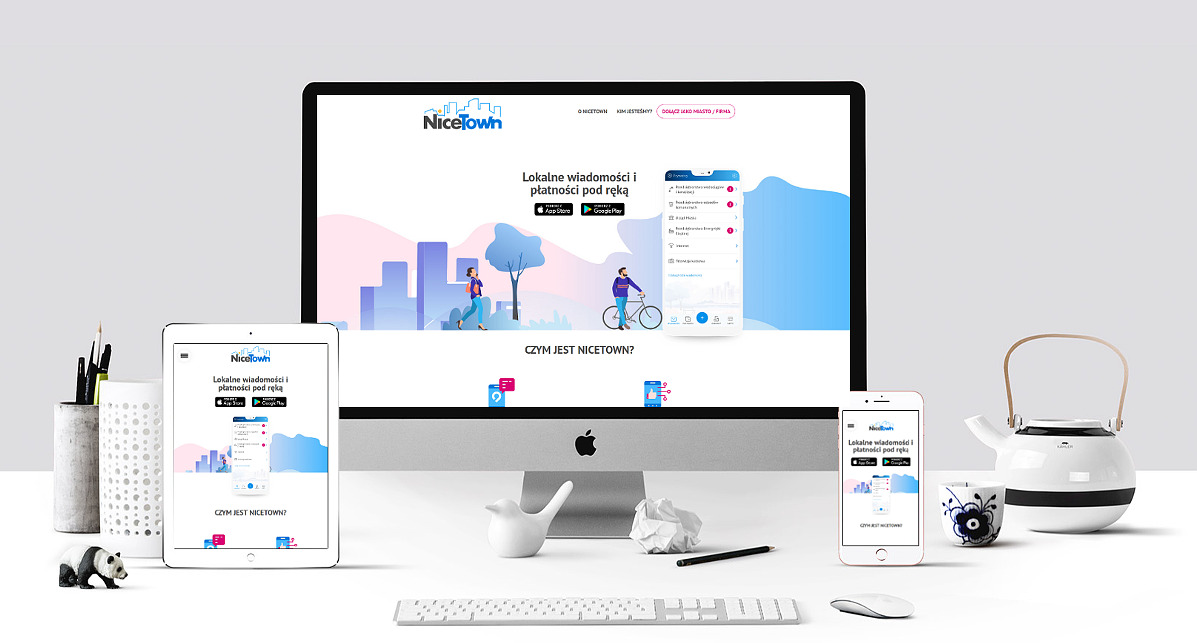 Prezentacja responsywnego projektu aplikacji miejskiej 'NiceTown' na monitorze, tablecie i smartfonie, uzupełniona o minimalistyczne akcesoria biurowe i porcelanowy zestaw do herbaty.