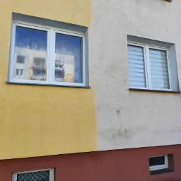 Mycie elewacji bloku mieszkalnego