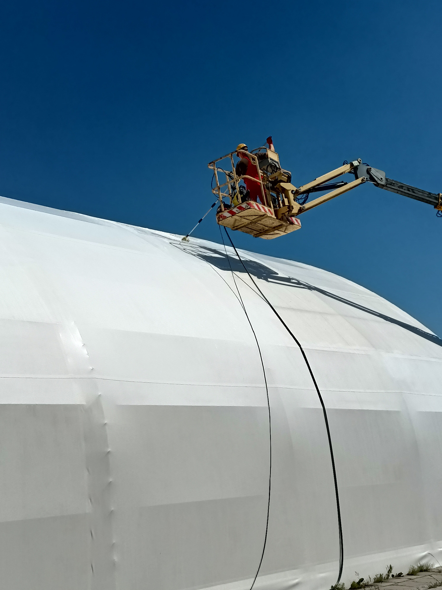 Mycie namiotu lodowiska