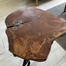 Stolik dębowy . Na oryginalnych nóżkach stalowych piękne połaczenie drewna i metalu.