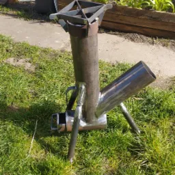 Piec rakietowy dosłownie. Zastosowanie jako kuchenka lub źr&oacute;dło ciepła na biwaku .