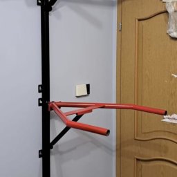 Drążek do ćwiczeń . Doskonały do pomieszczeń z ograniczoną powierzchnia idealnie schowa się za drzwiami