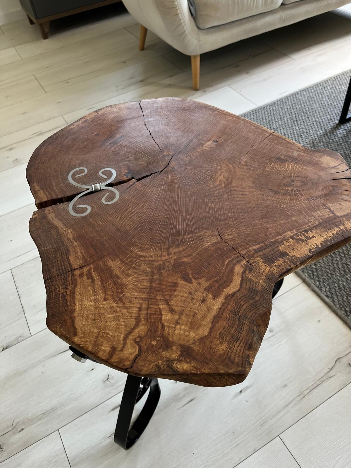 Stolik dębowy . Na oryginalnych nóżkach stalowych piękne połaczenie drewna i metalu.