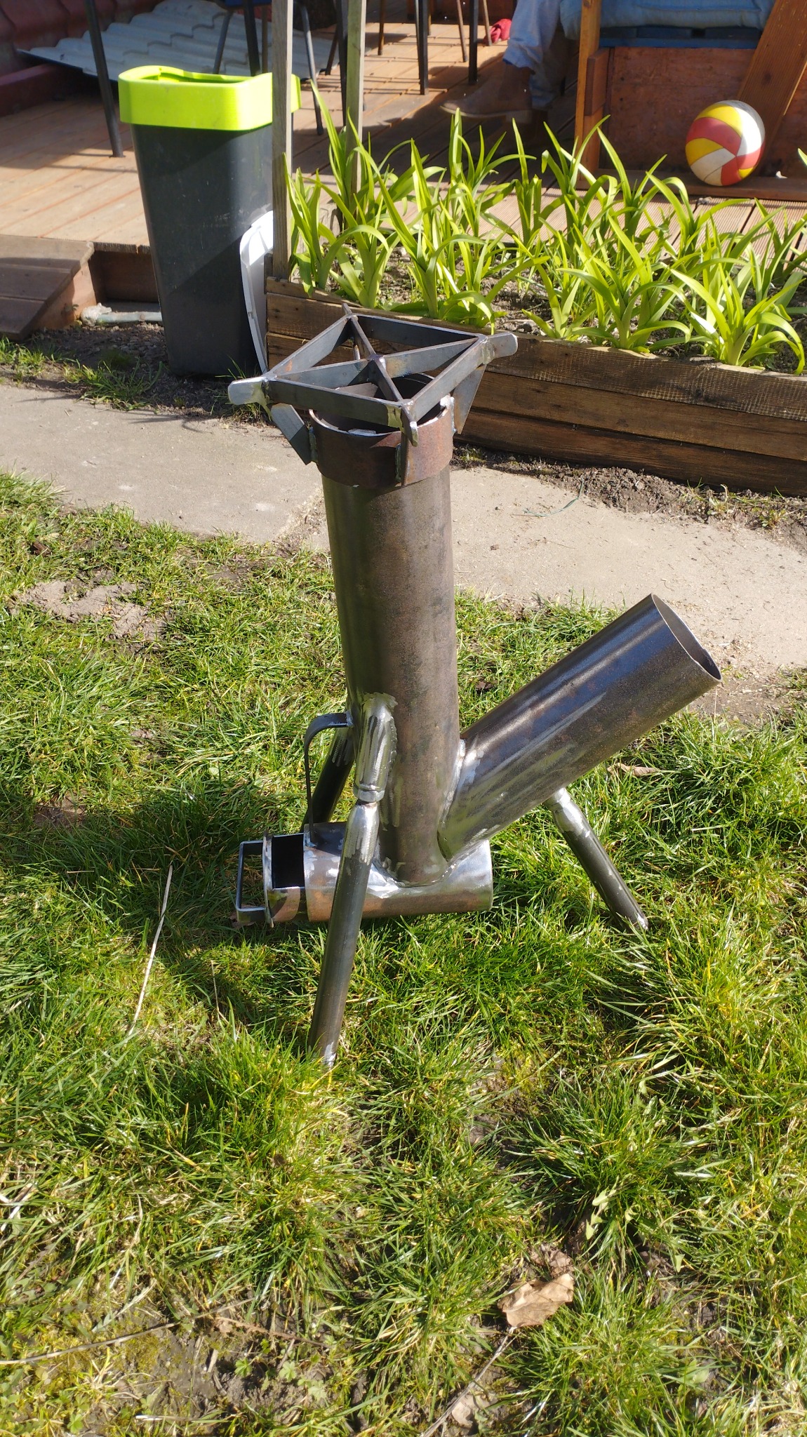 Piec rakietowy dosłownie. Zastosowanie jako kuchenka lub źródło ciepła na biwaku .