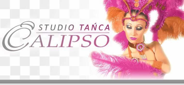 Kobieta w bogatym kostiumie tanecznym z piórami w odcieniach różu i pomarańczy, prezentująca logo studia tańca z Krosna Odrzańskiego.