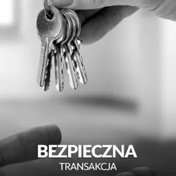 Czarno-białe zdjęcie przedstawia wymianę kluczy między dwiema rękami, symbolizującą bezpieczną transakcję nieruchomości.