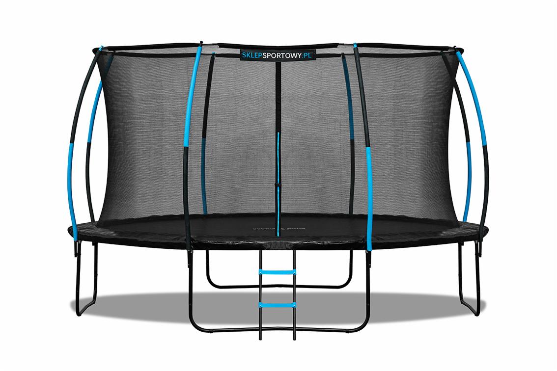 Nowoczesna, prostokątna trampolina ogrodowa z siatką zabezpieczającą, czarna mata do skakania, niebieskie akcenty na słupkach, widoczne logo sklepu internetowego na górnej krawędzi siatki.