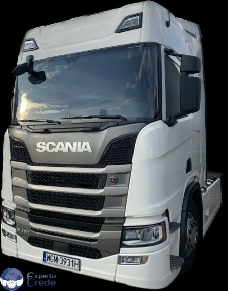 Biała ciężarówka Scania R450 z widoczną tablicą rejestracyjną WGM 3931H, uchwycona pod kątem, z odbiciem nieba w przedniej szybie.
