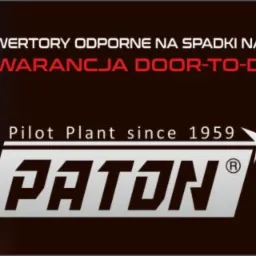 Spawanie wewnątrz rury, iskry rozbryzgują się wokół spawacza w kombinezonie, obok logo producenta sprzętu spawalniczego Paton i informacja o 5-letniej gwarancji na inwertory