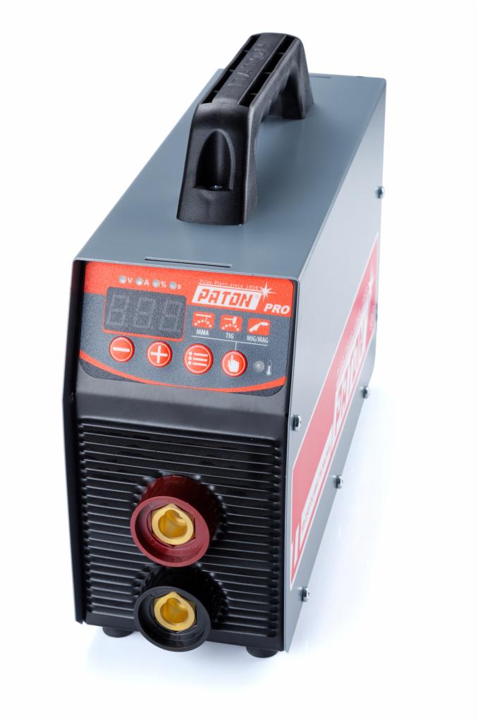 Przenośna spawarka inwertorowa Paton Pro na białym tle, widoczne przyłącza, panel sterowania z wyświetlaczem i oznaczeniami metod spawania MMA, TIG, MIG/MAG.