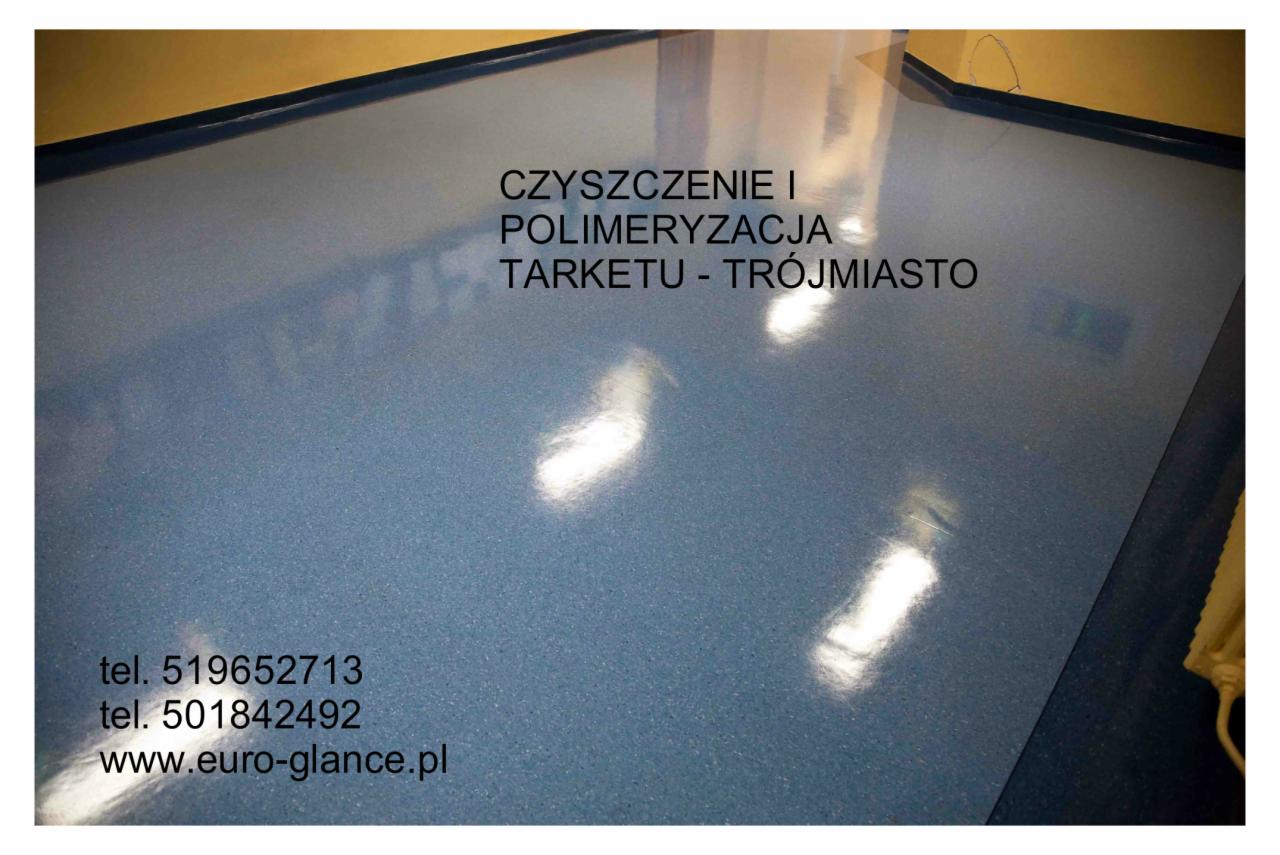 Błyszcząca, niebieska podłoga tarkett po procesie czyszczenia i polimeryzacji, z widocznymi numerami telefonów i adresem strony internetowej firmy z Trójmiasta.