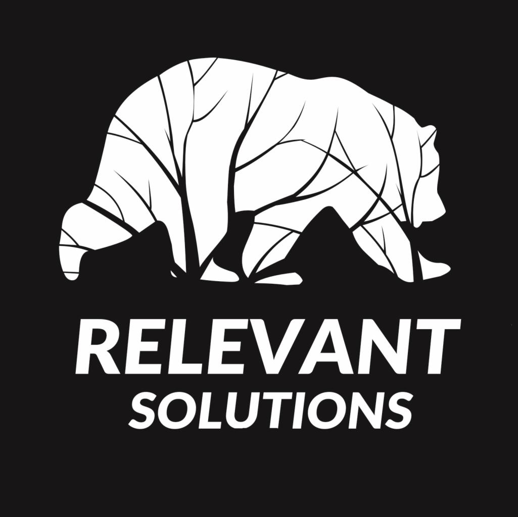 Graficzne logo firmy 'Relevant Solutions' przedstawia białą sylwetkę niedźwiedzia, którego wnętrze wypełniają stylizowane gałęzie drzew na czarnym tle.
