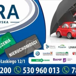 Grafika reklamowa agencji KORA M. Sawikowska z Gniezna, oferującej kredyty, ubezpieczenia i usługi związane z nieruchomościami, prezentująca symbolicznie czerwony samochód i dom pod czarnym...