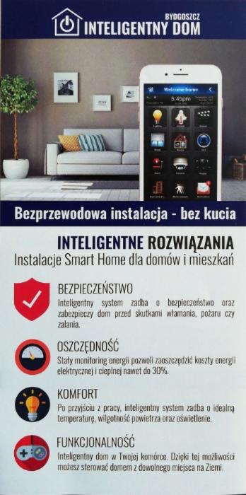 Reklama inteligentnego domu: wizualizacja salonu z aplikacją do sterowania na smartfonie, podkreślająca bezpieczeństwo, oszczędność, komfort i funkcjonalność.