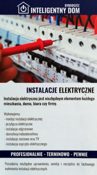 Reklama firmy z Bydgoszczy oferującej montaż instalacji elektrycznych, na pierwszym planie ręka z próbnikiem napięcia sprawdzająca obwód w rozdzielnicy.
