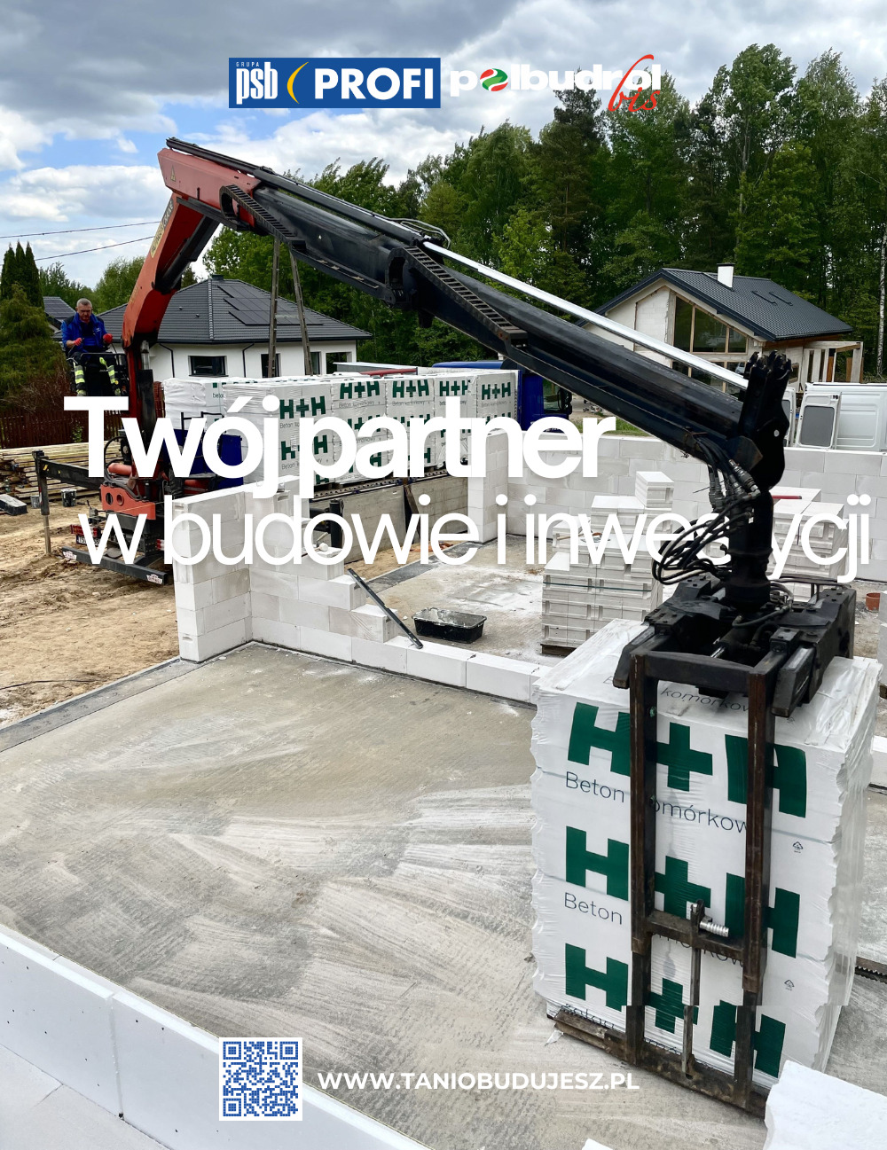 Budowa domu: dźwig podnosi paletę z betonowymi bloczkami komórkowymi H+H na fundamentach. Widoczny pracownik, domy w tle i hasło reklamowe na zdjęciu.