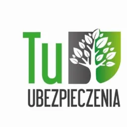 Logo firmy ubezpieczeniowej TU, przedstawiające stylizowany zielony napis 'TU' nad słowem 'UBEZPIECZENIA', z symbolem drzewa z liśćmi w tle, w odcieniach szarości i zieleni.