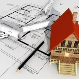 Model domu z czerwonym dachem na planach architektonicznych z ołówkiem, prezentacja projektu budowlanego.