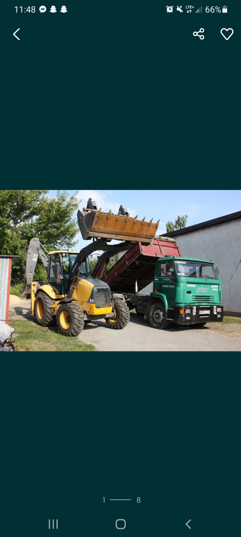 Żółta koparko-ładowarka Volvo BL71 z uniesioną łyżką ładuje ziemię do wywrotki Star z zieloną kabiną na tle budynku i drzew.