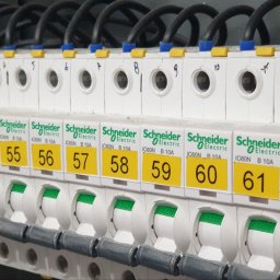 Green House - I każdy wyłącznik instalacyjny za coś odpowiada.