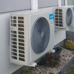 Dwi jednostki zewnętrzne firmy Midea.