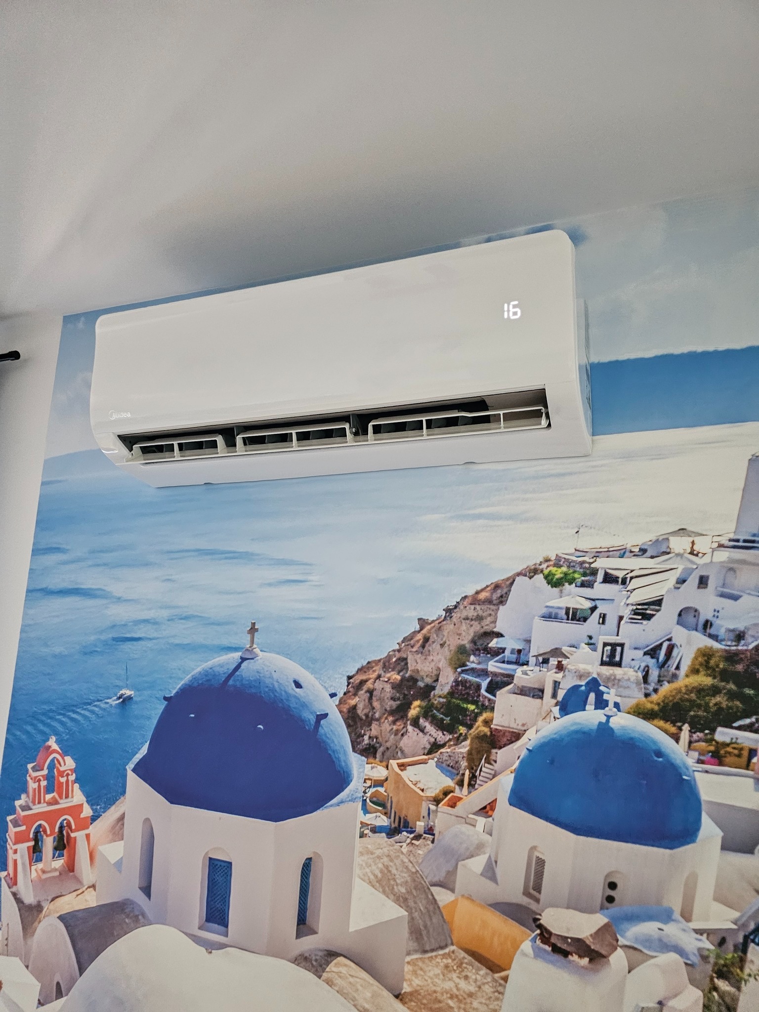Klimatyzator Midea na super ścianie;)