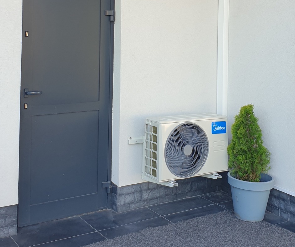 Jednostka zewnętrzna klimatyzatora Midea.