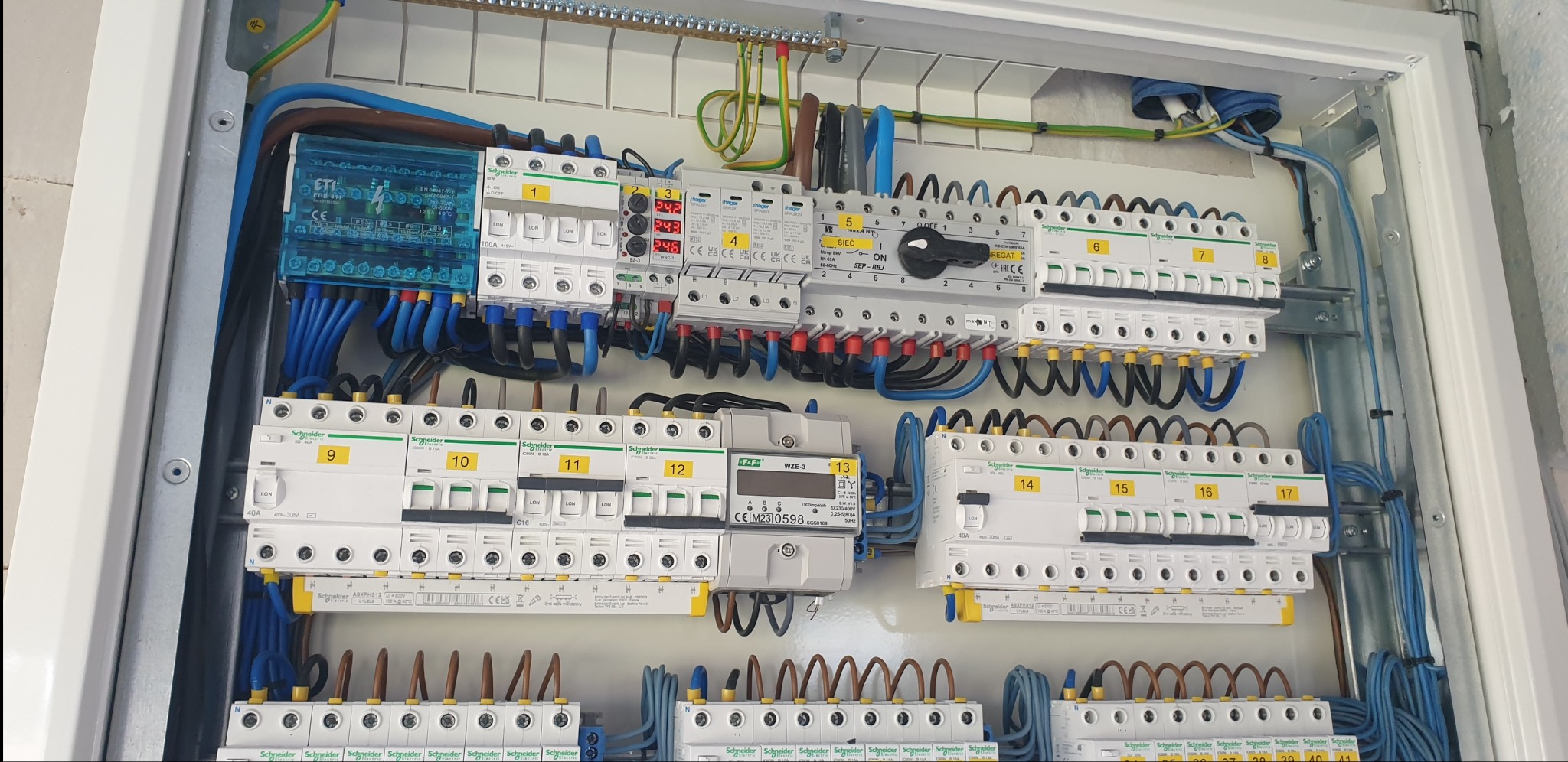 Przełączni sieć - agregat. Dlaczego warto go mieć w swojej rozdzielnicy...