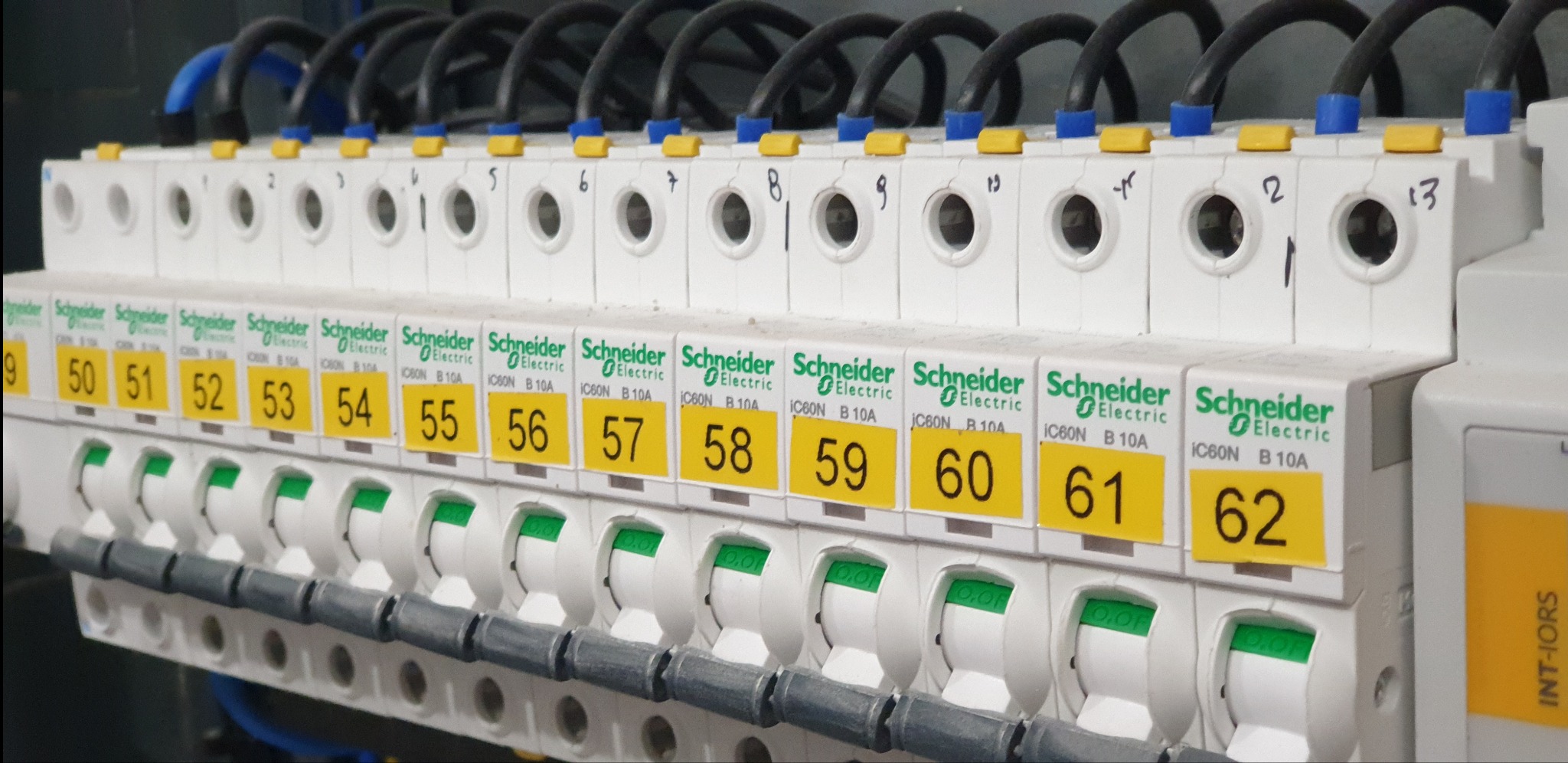 I każdy wyłącznik instalacyjny za coś odpowiada.