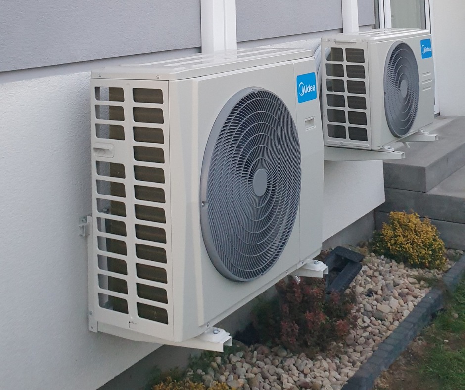 Dwi jednostki zewnętrzne firmy Midea.