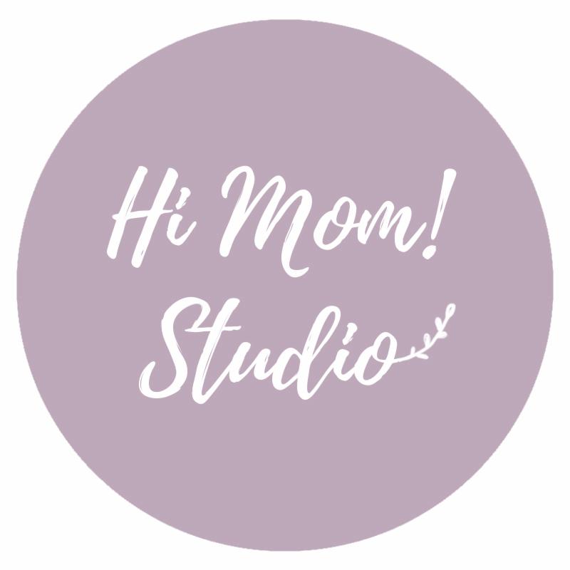 Logo studia fotograficznego 'Hi Mom! Studio' na liliowym tle, z dopiskiem w postaci małej gałązki z listkami.