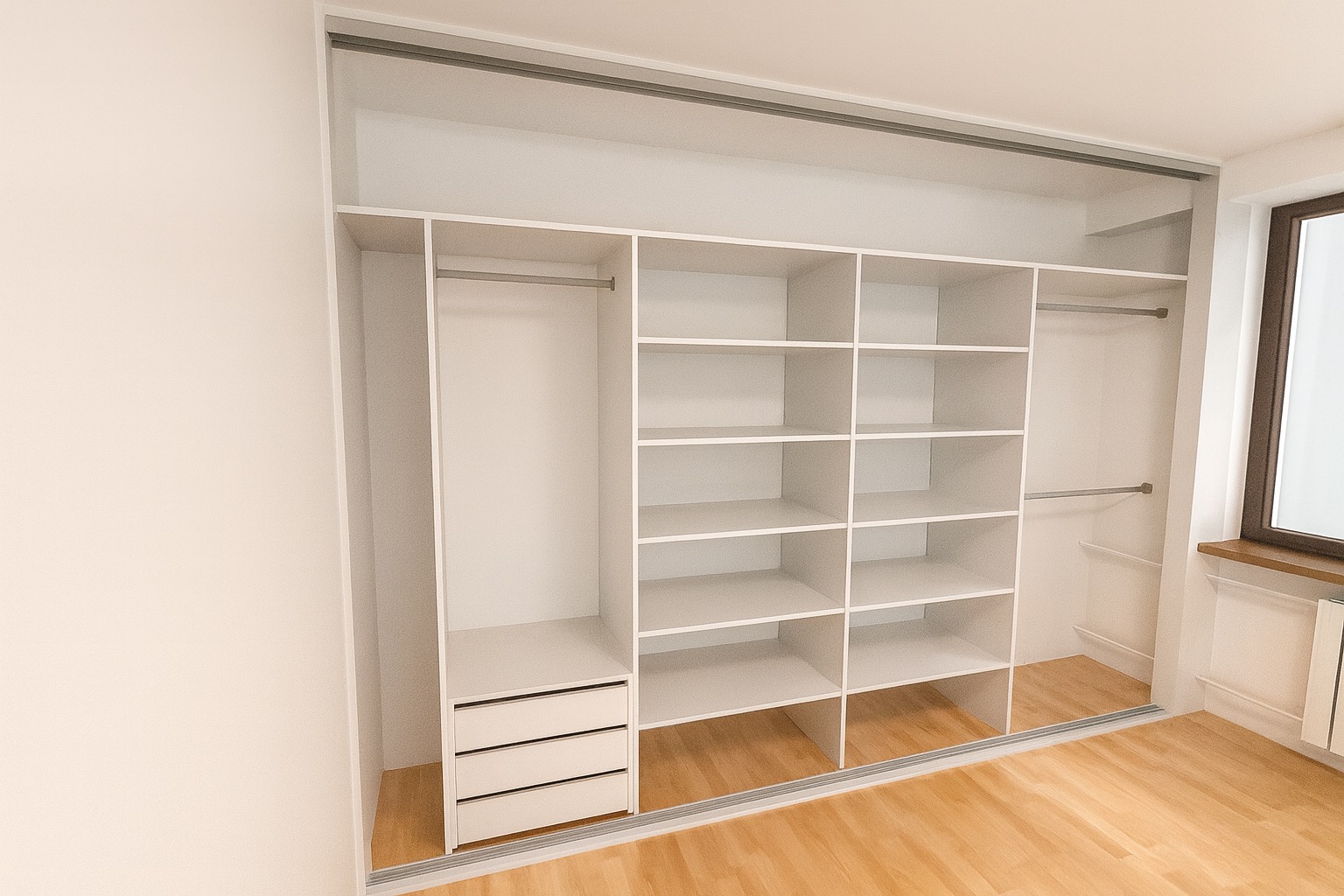 Biała, wnękowa szafa przesuwna z półkami, drążkami i trzema szufladami, widoczna z perspektywy wnętrza, na tle parkietu i okna.