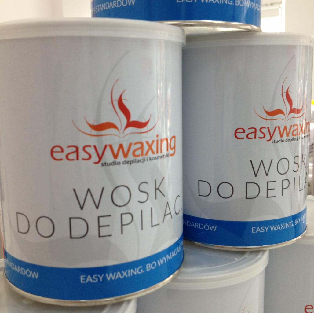 Puszki z woskiem do depilacji marki easywaxing, ustawione jedna na drugiej, z widocznym logo i napisem 'Wosk do depilacji'.