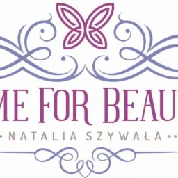Logo firmy 'Time for Beauty Natalia Szywała' z motywem motyla i ozdobnymi zawijasami w kolorach fioletu i lila.