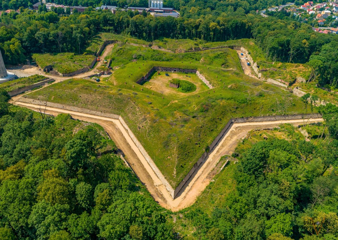 Widok z lotu ptaka na starą fortecę w kształcie gwiazdy, otoczoną zielenią, w Nysie.