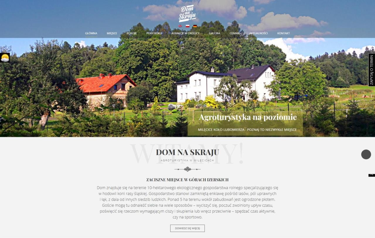 Strona internetowa agroturystyki 'Dom na Skraju' z widokiem na budynki gospodarstwa w otoczeniu lasów i łąk.