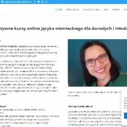 Portret uśmiechniętej lektorki języka niemieckiego w czerwonych okularach na tle strony internetowej z ofertą kursów online.